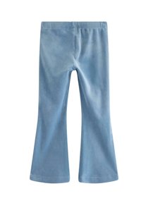 Leggings évasés bleu clair fabriqués en tissu doux. Ils présentent une texture lisse et une taille élastique, avec une finition légèrement satinée.