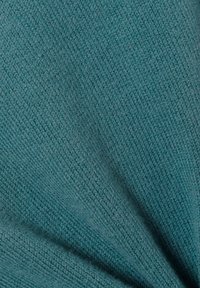 Teal gebreide stof met een zachte textuur, met een consistent patroon en een lichte glans, samengebracht om diepte en warmte te tonen.