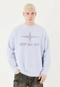 Maglione in pile azzurro chiaro con scollo rotondo e polsini a coste. Presenta un sottile logo "PXP" in viola e una grafica a stella sulla parte anteriore.