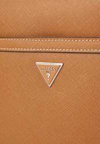 Guess MILANO  - Torba preko tijela - sand