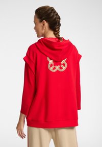 Rood hooded sweatshirt met korte mouwen, met een gouden kettingontwerp op de achterkant. Glad materiaal met een comfortabele pasvorm.