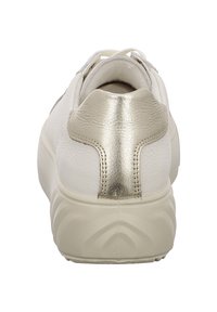 Sneaker bianco con tomaia in pelle liscia, dettaglio metallico dorato sul tallone e suola spessa e texturizzata beige.