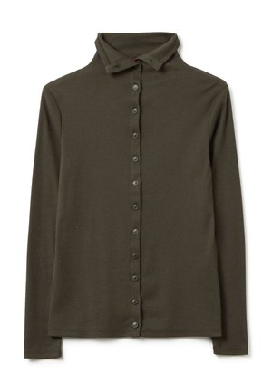Haut à manches longues de couleur olive avec un devant à boutons, texture côtelée et col rabattu. Présente des boutons assortis le long du centre.
