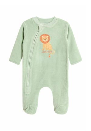 Hellgrüner Fleece-Overall mit langen Ärmeln. Mit einem gestickten Löwen und dem Text "Little Roar". Mit Reißverschluss und geschlossenem Fußdesign.