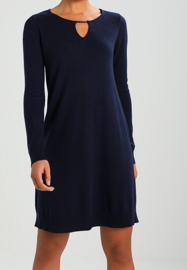 Robe en tricot navy à manches longues et décolleté bateau avec un petit détail en forme de trou de serrure. Texture lisse et coupe décontractée.