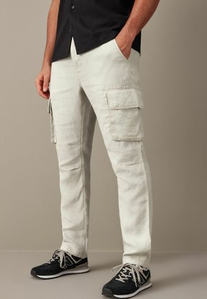 REGULAR FIT TAPERED LEG LINEN - Reisitaskuhousut - light grey