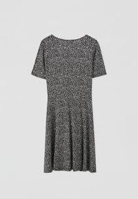 Vestido negro con estampado floral, de mangas cortas, corpiño ajustado y falda acampanada. Presenta un pequeño patrón floral blanco y una textura de tela suave.