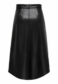 Jupe midi en simili cuir noir avec des panneaux cousus et des passants de ceinture, présentant un ourlet légèrement évasé et une texture lisse.