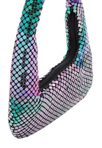 Holograficzna torebka z cekinami z zamkiem błyskawicznym, charakteryzująca się zakrzywionym kształtem w iryzującym zestawie kolorów zieleni, fioletu i czerni.