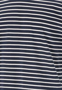 Námořnická modrá látka s vodorovnými bílými pruhy. Měkká textura s rovnoměrným rozestupem, vytvářející konzistentní vzor po celé ploše.