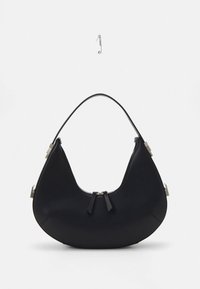 Melna ādas hobo soma ar izliekta formu, rāvējslēdzēja aizdari, divām bārkstīm kā akcentiem un sudraba tonējuma metāla detaļām sānos.