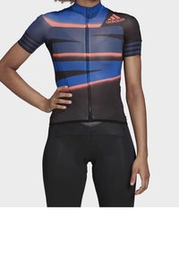 Dres na kolo s krátkým rukávem v modro-černém designu, který má diagonální pruhy a zipový přední díl. Tkanina se zdá být pružná a hladká.