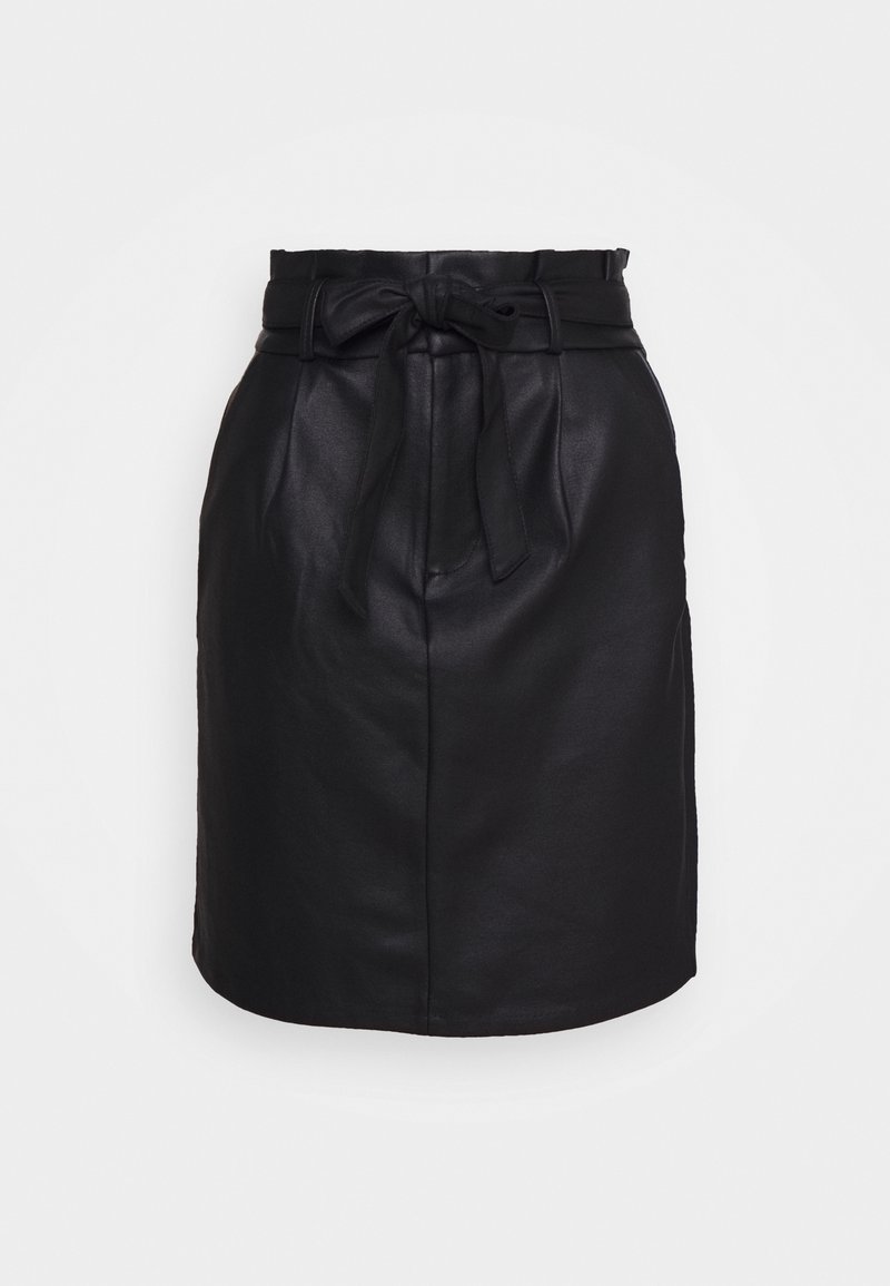 Jupe noire taille haute en similicuir avec une ceinture nouée à la taille, haut légèrement froncé et silhouette droite.