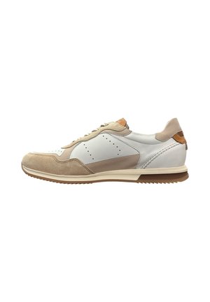 Baskets basses en cuir beige et blanc avec des accents en daim, fermeture à lacets sur le devant et panneaux latéraux perforés, vues de profil extérieur.