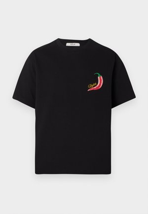 Schwarzes T-Shirt mit kurzen Ärmeln, links auf der Brust mit kleinem rotem Chili und gelbem "Replay"-Schriftzug.