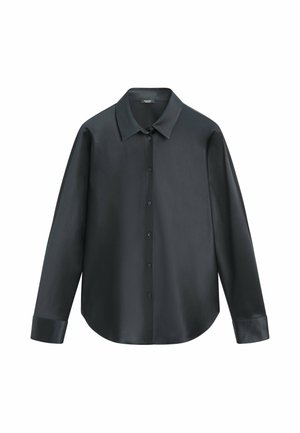 Czarna, długorękawowa koszula na guziki z ostrym kołnierzykiem i mankietami, wyłożona płasko na białym tle.