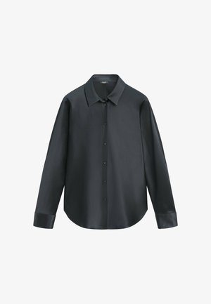 Camicia nera a maniche lunghe con bottoni, collo appuntito e polsini, mostrata distesa su uno sfondo bianco.