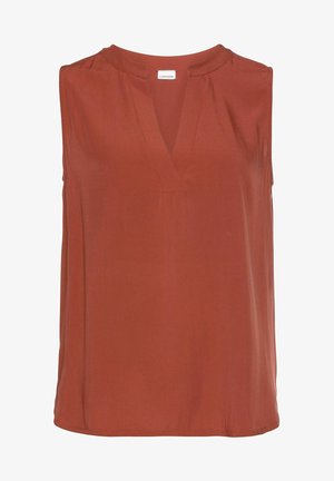 Ærmeløs rustorange bluse med V-udskæring og samling af stof nær skuldrene, lavet af let, flydende stof.