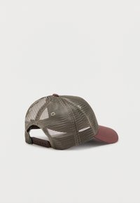 Καπέλο μπέιζμπολ με πλέγμα στην πλάτη σε ελαιοπράσινο χρώμα με ρυθμιζόμενο λουράκι και καμπυλωτό σκουρό κόκκινο γείσο, εμφανίζεται από την πίσω πλευρά σε λευκό φόντο.