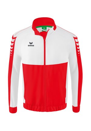 Giacca rossa e bianca con zip frontale, dotata di un alto colletto, tasche laterali e un logo sul petto. Tessuto liscio con accenti di design sportivo.