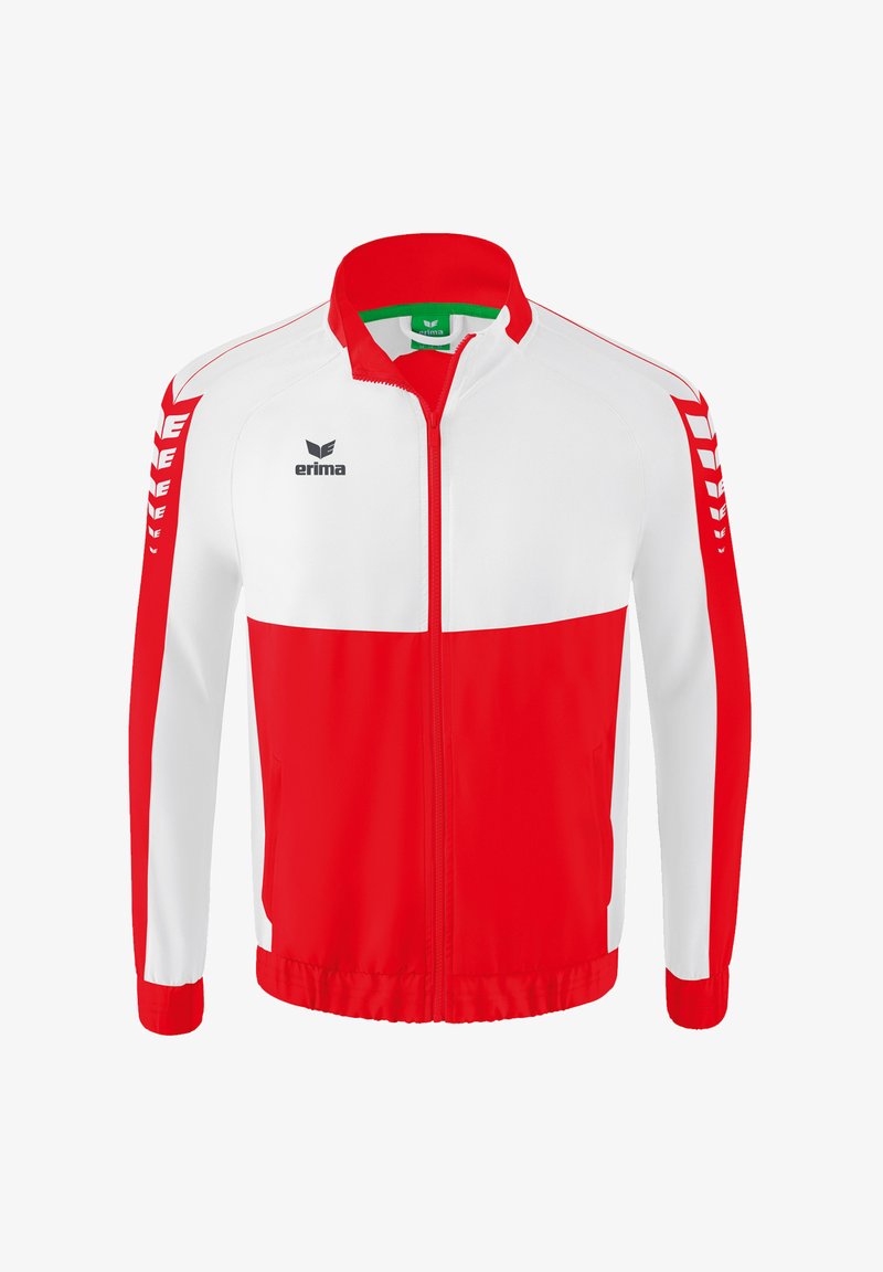 Rode en witte jas met een ritssluiting aan de voorkant, met een hoge kraag, zijzakken en een logo op de borst. Glad materiaal met sportieve designelementen.