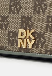DKNY TAMMY - Skulderveske - chino/olive