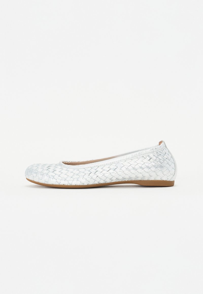 Ballerine argentée tissée avec un bout rond et une semelle flexible. Caractérisée par une texture en cuir lisse et un design minimaliste.