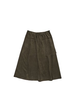 Olivgrüner, knielanger Rock aus weichem Cordstoff mit elastischem Bund und Kordelzug. Verfügt über zwei große Fronttaschen.