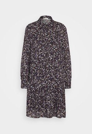 Kvetinové šaty s tmavofialovým pozadím, vybavené dlhými rukávmi, golierom a voľným strihom. Vzor obsahuje malé biele a fialové kvety.