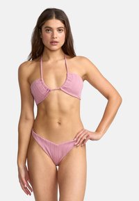 Completo bikini rosa con design a costine texturizzati. Il top presenta un colletto a halter e coppe triangolari; il fondo è un thong a vita bassa con forma a V.