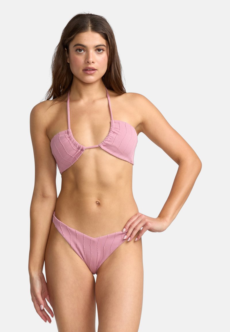Completo bikini rosa con design a costine texturizzati. Il top presenta un colletto a halter e coppe triangolari; il fondo è un thong a vita bassa con forma a V.