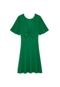 Robe verte longueur genou avec manches volantées et nœud noué à l'avant au décolleté en V profond, s'évasant légèrement à l'ourlet.