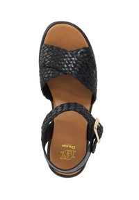 Zwarte gevlochten leren sandaal met een open teendesign, gekruiste banden en een gouden gesp als accent. Tan binnenzool. Platte zool.