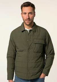 Grüne gesteppte Jacke mit durchgehendem Knopfverschluss, spitzem Kragen und aufgesetzter Tasche, mit strukturierter Oberfläche und lässiger Passform.
