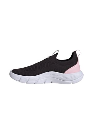Schwarzer und pinker Slip-on-Sneaker mit weißer, strukturierter Sohle, gestricktem Obermaterial und Fersenschlaufe, entworfen für Komfort und Fußgewölbestütze.