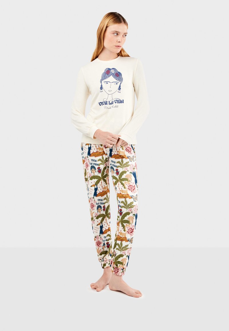 Lichtcrème lange mouwen overhemd met een graphic design; patroon pyjamabroek met kleurrijke bloem- en palmboommotieven.