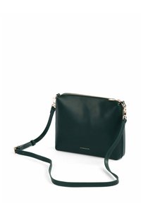 Tmavě zelená kožená kabelka přes rameno se zlatým zipem a nastavitelným popruhem, s hladkou texturou a obdélníkovým tvarem.