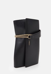 Czarna skórzana kopertówka o fakturowanej powierzchni, z akcentem w postaci złotego łańcuszka i paskiem. Logo widoczne po boku.