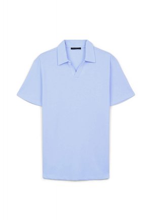 Polo shirt azzurro chiaro a maniche corte con colletto a punta, esposto piatto su uno sfondo bianco.