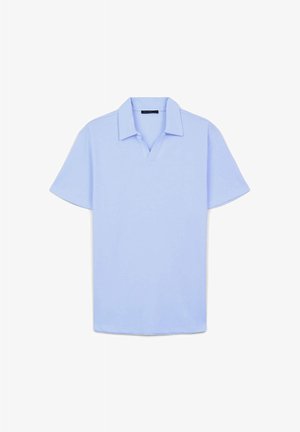 Polo shirt azzurro chiaro a maniche corte con colletto a punta, esposto piatto su uno sfondo bianco.