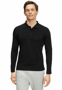 Schwarzes langärmliges Polohemd mit Kragen und Drei-Knopf-Leiste; glattes Material, taillierte Passform und minimalistischer Stil.