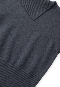 Antracietgrijze trui met een ribgebreide kraag en zoom, gemaakt van een zachte, textuurrijke stof, met een aansluitende pasvorm en een gladde afwerking.