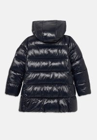 Padded čierna puffer bunda s lesklým povrchom, plnou kapucňou a horizontálnym prešívaním. Disponuje dlhými rukávmi a dĺžkou po stred stehna.