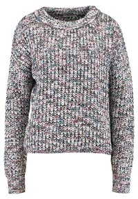 Tloušťkový pletený svetr s dlouhými rukávy z kombinované příze v bílé, růžové, modré a černé barvě, s kulatým výstřihem a žebrovanými lemy na rukávech.