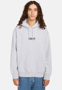Sudadera gris con bolsillo frontal y cordones, que presenta un logo impreso en negro "Clement" en una fuente casual. Textura suave y ajuste relajado.
