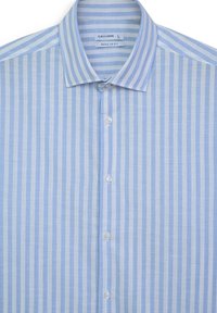 Chemise rayée bleu clair avec une coupe regular, en tissu doux. Dotée d'un col classique et de boutons en plastique blanc sur le devant.