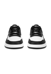 Para czarno-białych niskich sneakersów Reebok z czarnymi sznurówkami, widziana z przodu na jednolitym białym tle.