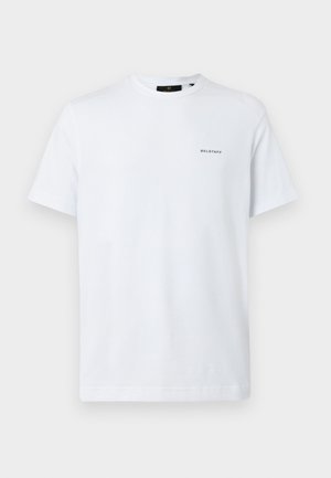 Maglietta in cotone bianco con maniche corte, scollatura a girocollo a coste e un piccolo logo grigio "BELSTAFF" sull'area sinistra del petto.