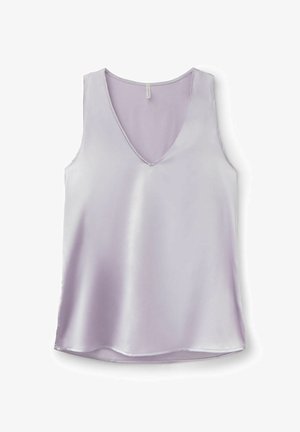 Fialová saténová halenka bez rukávů s výstřihem do V a mírně zakřiveným lemem, zobrazená na bílém pozadí.