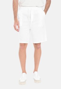 Shorts di lino bianchi con vita elastica e coulisse; dotati di tasche laterali e una vestibilità rilassata per comfort e libertà di movimento.